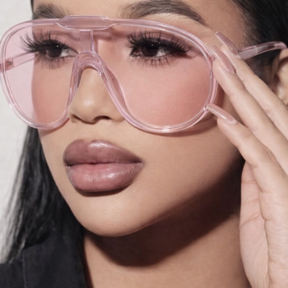 Oversized Pink Aviator Sunglasses – Chic Statement Piece - Picture 2 of 3
